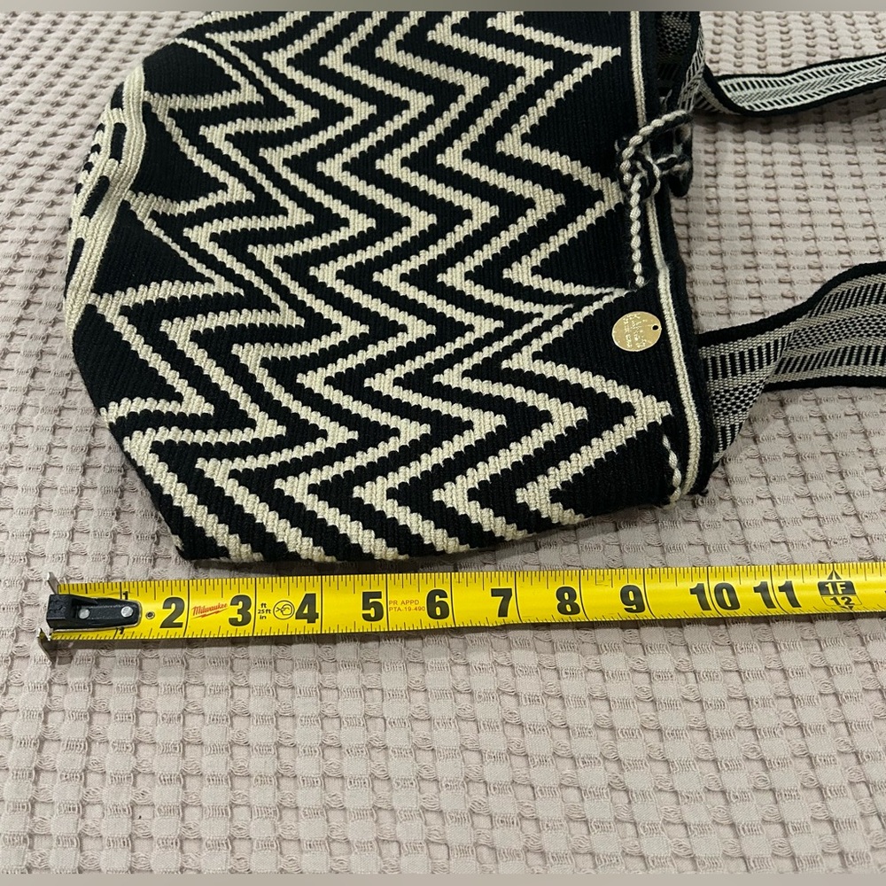 Elegant Black and Cream Chevron Crossbody Bag - Picture 11 of 12